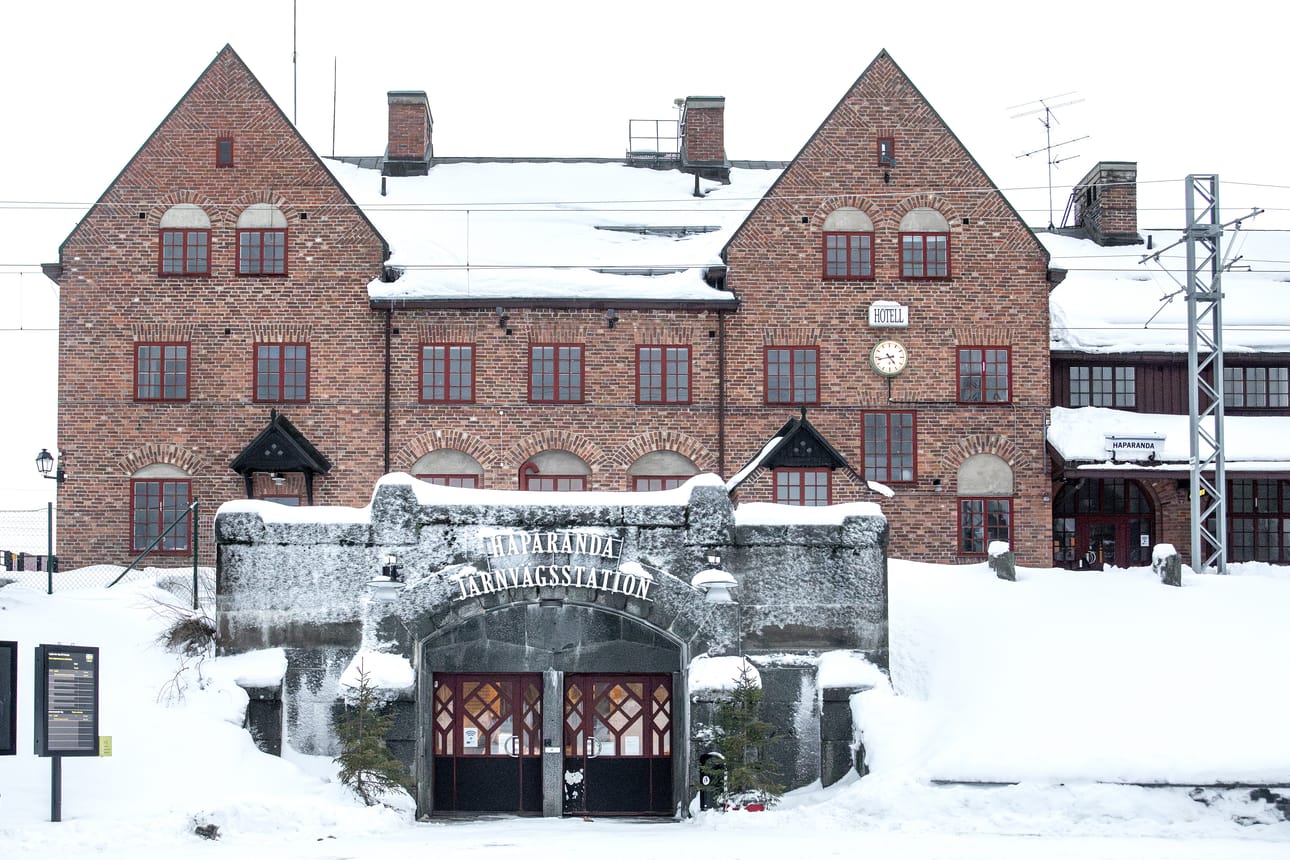 Haaparannan rautatieasema avattiin liikenteelle vuonna 1918. Tulevina vuosina siitä tulee tärkeä risteysasema Suomen ja Ruotsin väliseen rataliikenteeseen.