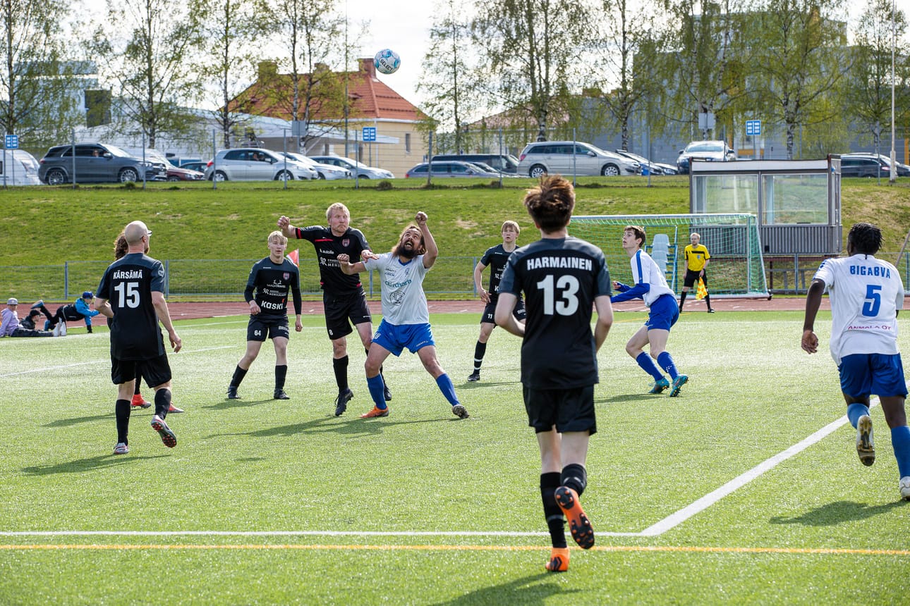 FC PaKa iski viikonlopun kotiotteluissaan yhteensä 17 maalia vierasjoukkueiden verkkoon. Kuvassa pallontavoittelutilanteessa Sakari Mustonen, jolle lauantain ottelu LIPK:ta oli kauden ensimmäinen maaliton kamppailu. Sunnuntaina Mustonen iski kaksi täysosumaa. Kuva on lauantailta.