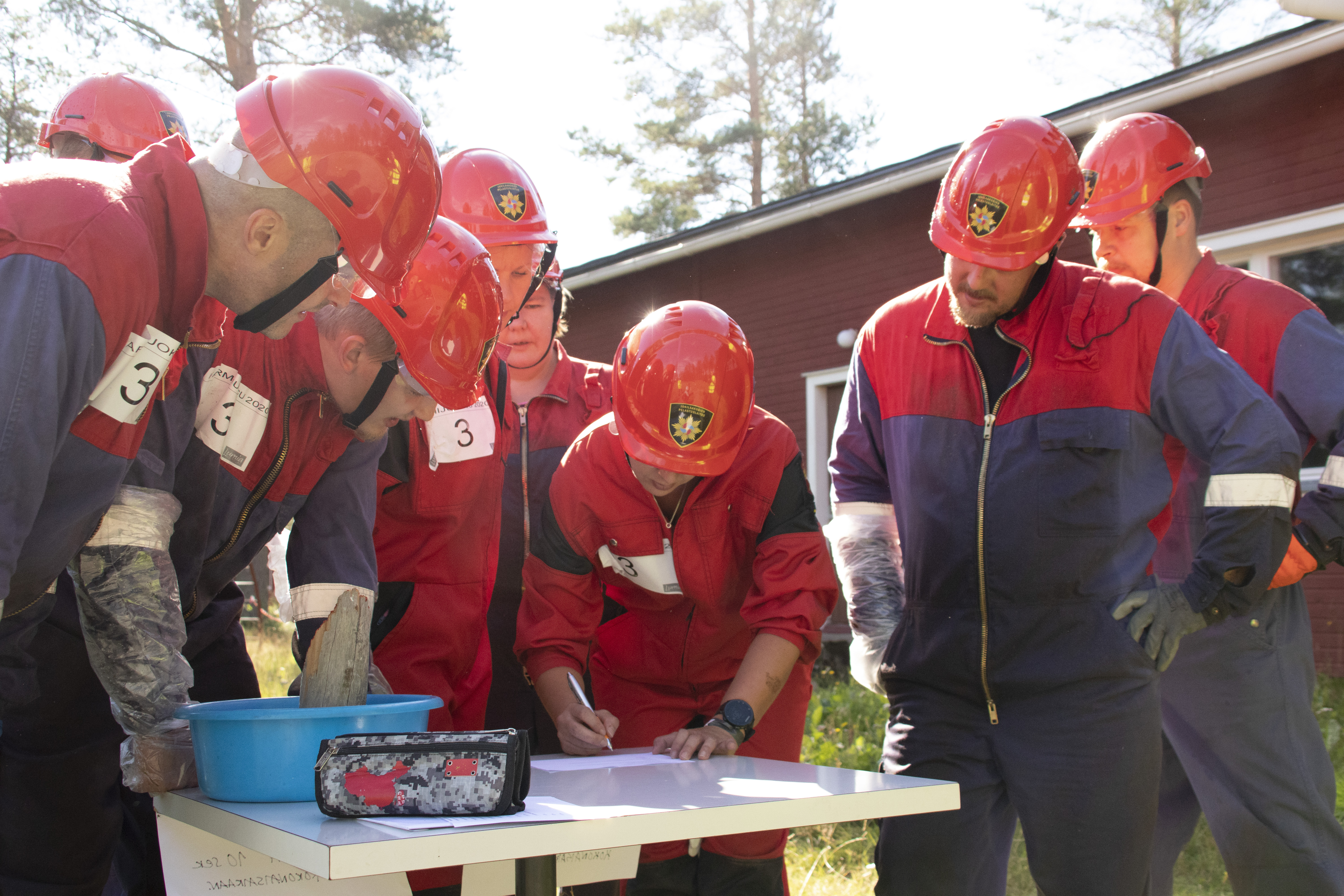 Siikajoen palokuntalaisten joukkue pähkäilemässä maatalousaiheiseisen tietovisan kysymyksiä.