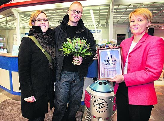 Tietomaan miljoonas kävijä Timo Pohjosenperä sai onnittelut vaimoltaan Mirja Pohjosenperältä (vas.) ja Tietomaan johtajalta Minna Laitsaarelta.