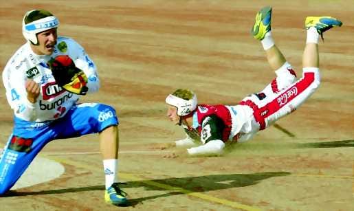 Palo ja huuto. Ari Nyrhinen on ottanut pallon räpyläänsä ja Seinäjoen etenijä Antti Kataja-Rahko tömähtää tekonurmelle.