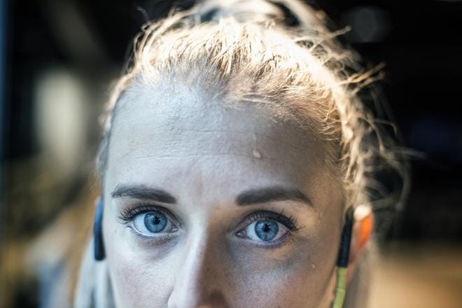 Deodorantit eivät estä hikoilua, mutta ne tappavat bakteereita ja peittävät kainalon hajut tuoksulla. Useimmissa antiperspiranteissa on alumiinisuoloja, jotka muodostavat hikirauhasten pinnalle ohuen geelikerroksen ja vähentävät näin hien määrää iholla. KUVA: Mostphotos