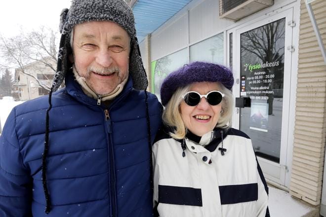 Pasi Leppilampi ja Hilkka Heiska Kaukolanraitilla. Heiska tuulettaa muun muassa Seinäjoen lääkäripalvelujen puolesta. Kauppojen käyttämisessä vastuu on ylistarolaisilla. KUVAT: JARI E. HAKALA