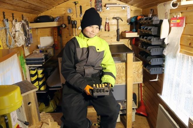 Leikkimökistä tehdyssä verstaassa on jo iso liuta työkaluja. Niiden avulla Jurvan nuorin yrittäjä, 13-vuotias Eetu-Oskari Wörlund lähtee tekemään bisnestä. KUVAT: JAANA-STIINA ALA-KORPI