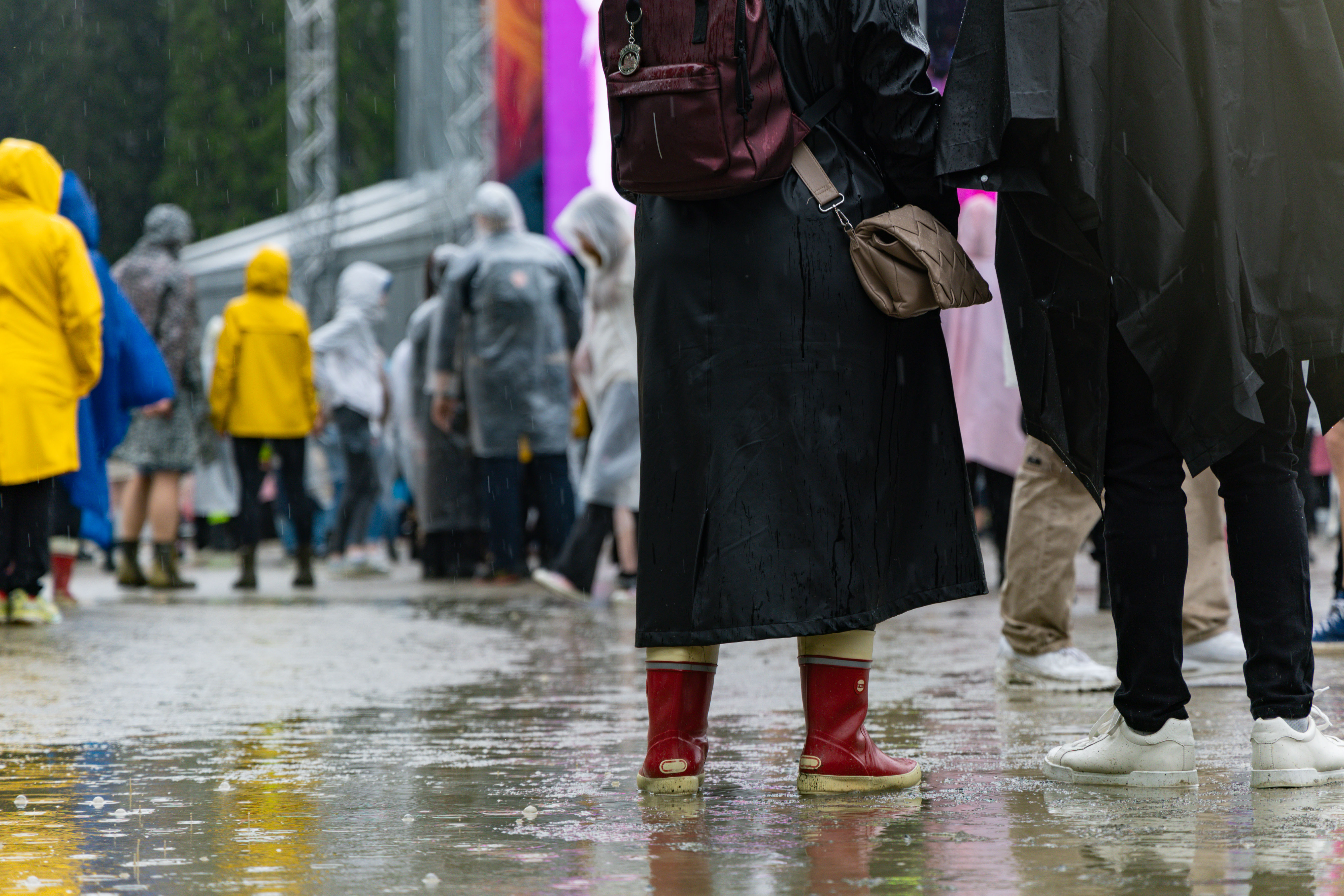 I-P Provinssissa: Rankkasade rantautui Törnävänsaareen – Näin festarivieraat suhtautuvat kosteaan keliin