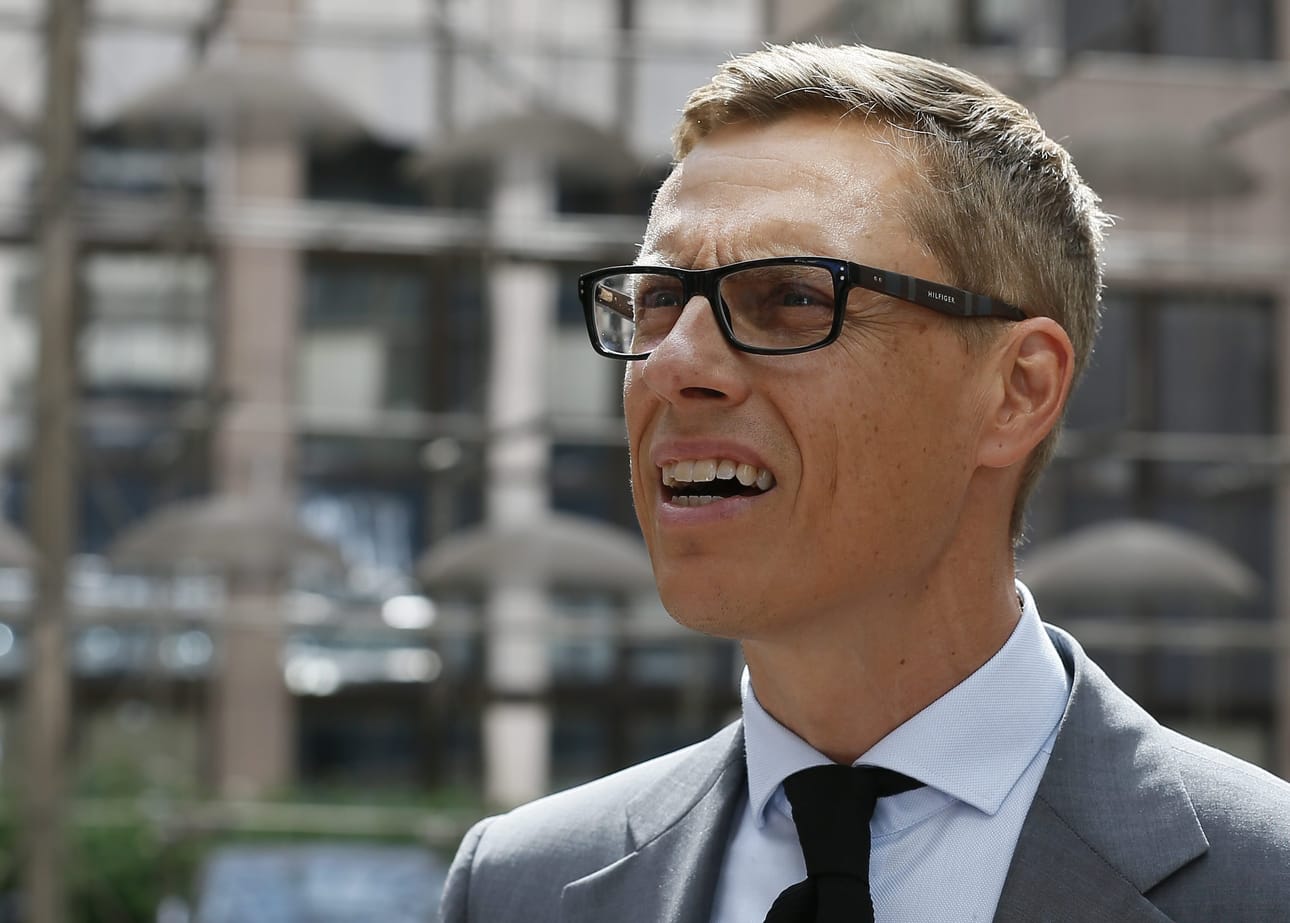 Valtiovarainministeri Alexander Stubb (kok.) perheineen oli kotona, kun ilmakiväärin luodit rikkoivat uloimmat ikkunalasit tiistain vastaisena yönä.