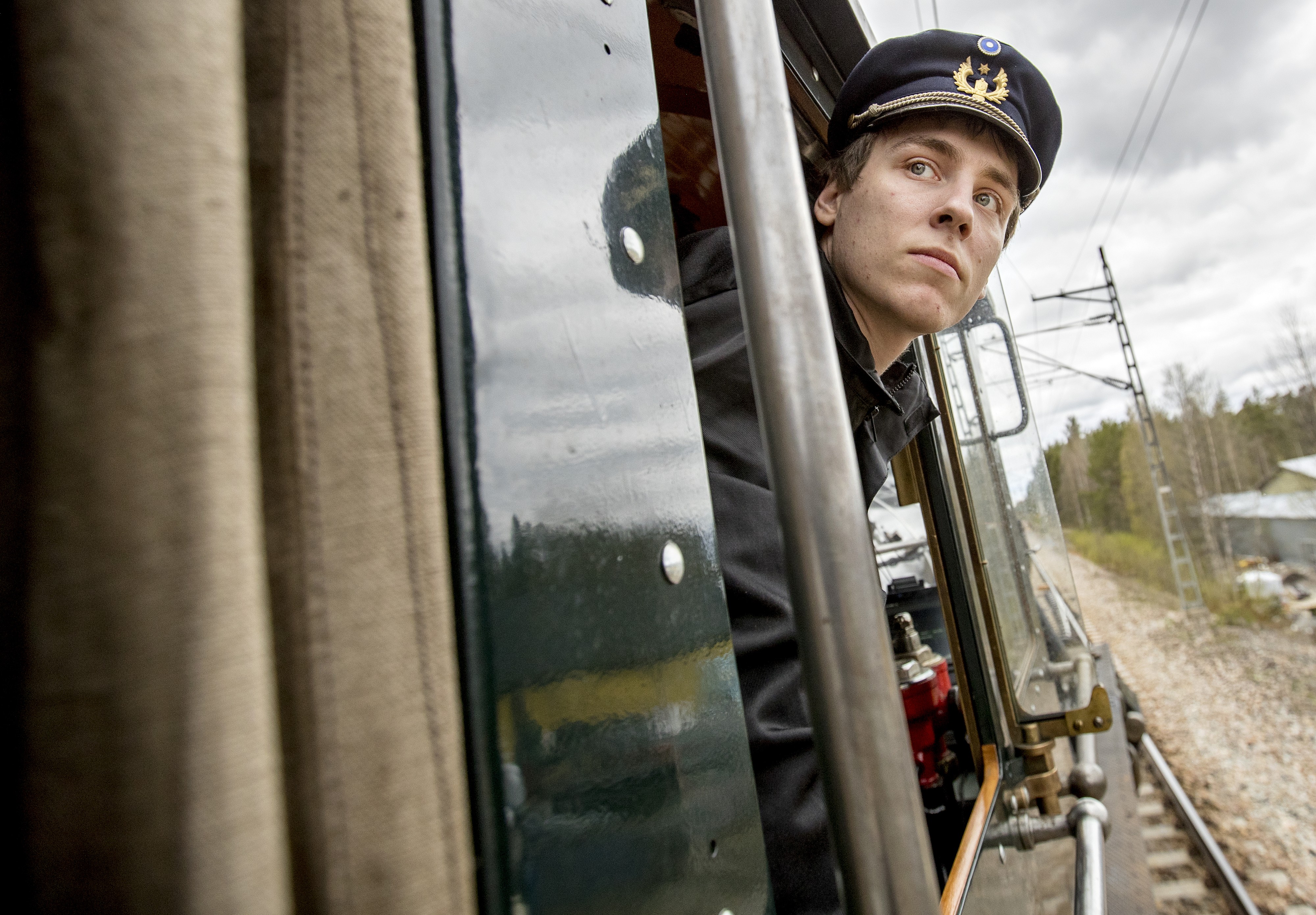 "Oppipoikana" museoveturia kuljettava Nikolas Lintulaakso ajaa päivätyönään tavallisia junia.