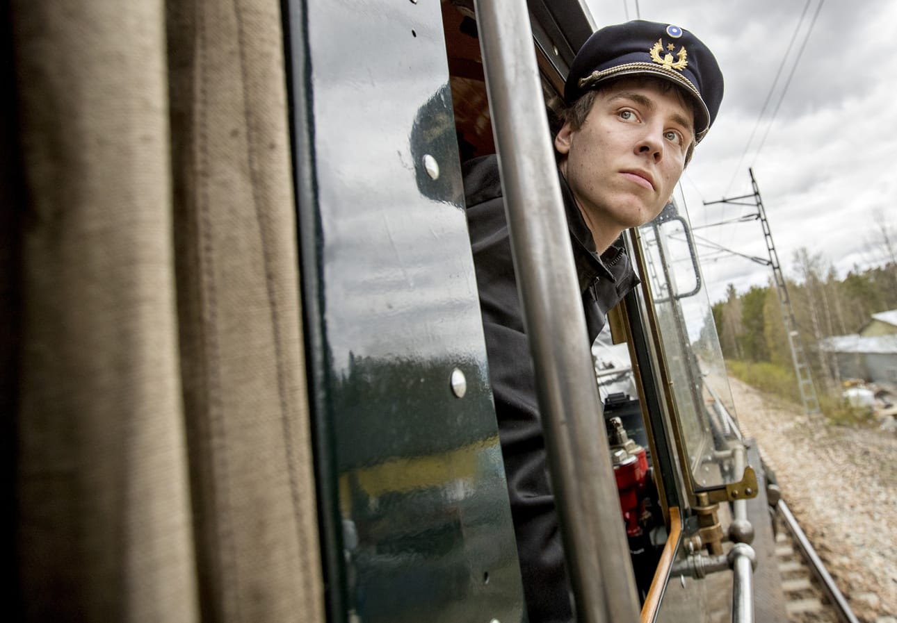"Oppipoikana" museoveturia kuljettava Nikolas Lintulaakso ajaa päivätyönään tavallisia junia.