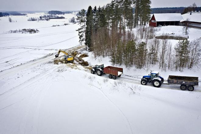 Kätkänjoentien varrella, Alavuden ja Kuortaneen kuntarajan lähistöllä, sattui lietelantaonnettomuus vajaa kaksi viikkoa sitten. Pelastus- ja raivaustöissä oli käytössä järeääkin kalustoa. ARKISTOKUVA: TOMI KOSONEN