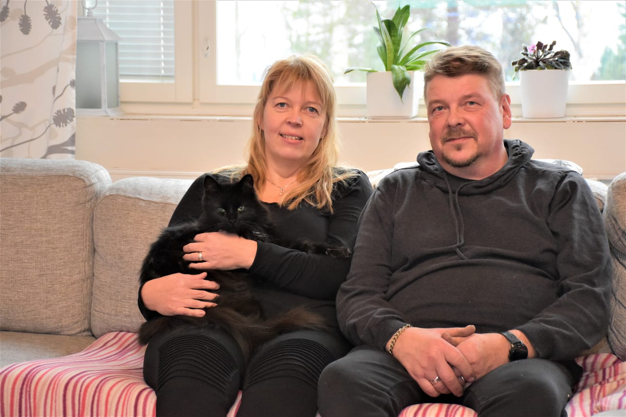 – Omat kolme lastamme ovat jo aikuisia. Kun he muuttivat pois kotoa, talo jäi jotenkin tyhjäksi. Niinpä aloimme tukiperheeksi, tämä tuo meille paljon iloa ja on hienoa nähdä, että luonamme kerran kuukaudessa viikonlopun viettävät lapset viihtyvät meillä, Taina Kolvanki-Tyni ja Petri Tyni kertovat. Perheen kotieläimet; kissa, koirat ja kanat ovat myös tukiperheen lapsille tärkeitä.