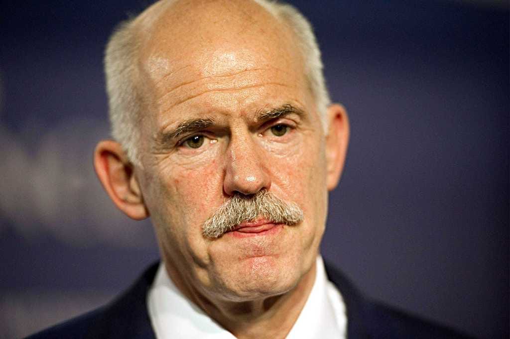 Kreikan valtion yleisradioyhtiön mukaan pääministeri George Papandreou kieltäytyi eroamasta.