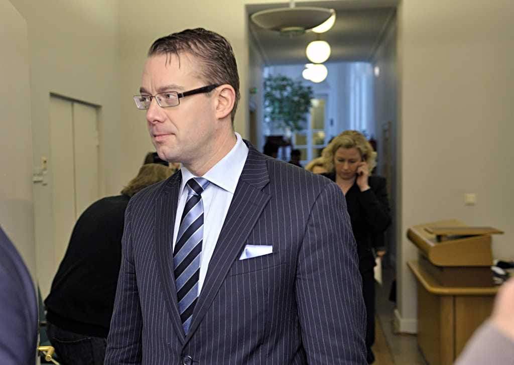 Stefan Wallin ei pidä sopivana kielipolitiikan kytkemistä varuskuntien lakkauttamiseen.