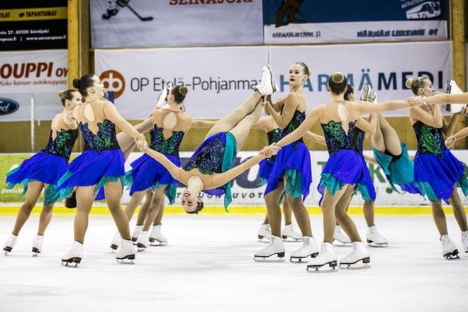 Maailmanmestarijoukkue Marigold IceUnityn ohjelmistoon Seinäjoella kuului myös näytösohjelma, jonka joukkue esitti Shanghain MM-kisoissa. Joukkueen sielu, pitkäaikainen valmentaja Anu Oksanen oli samaan aikaan lauantaina Luisteluliiton gaalassa vastaanottomassa palkintoa joukkueen puolesta. KUVA: KRISTA LUOMA
