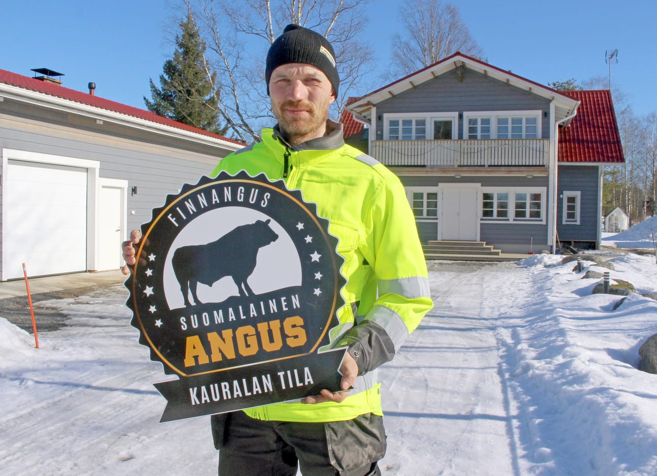 Pekka Kauranen on perheensä kanssa ylpeä Siikalatvan Leskelässä sijaitsevasta tilastaan, joka tuottaa FinnAngus-pihvilihaa.
