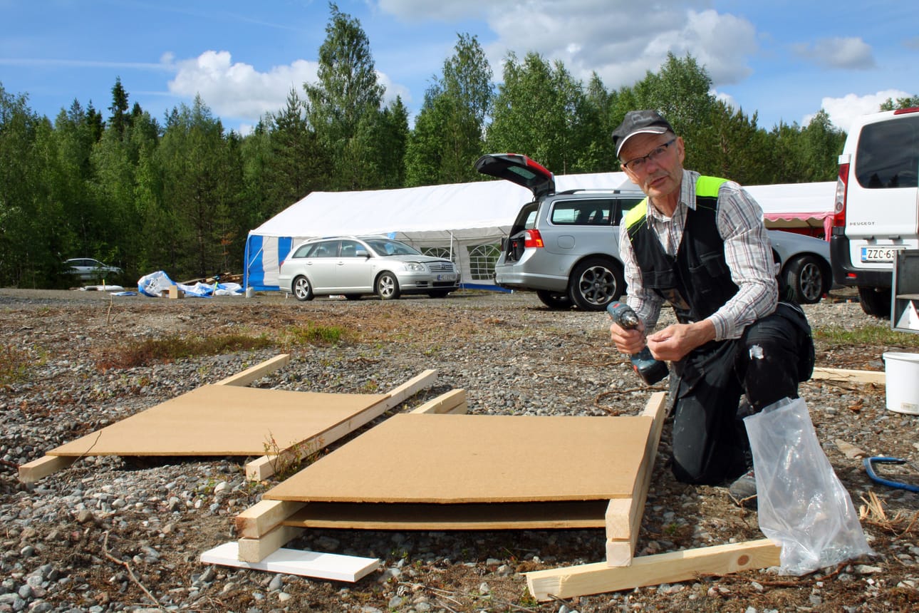 Taivalkoskelainen Esko Koivula kokosi ilmoitustauluja suunnistuksen SM-kisoja varten Mustavaarassa kilpailukeskuskentällä, johon pystytettiin samaan aikaan myös ravintolatelttoja. Lauantaina Koivula on maastossa valokuvaamassa kilpailijoita.