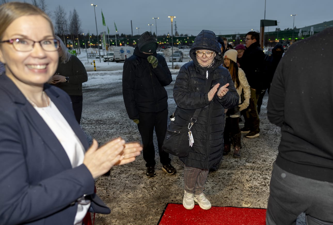 Ritaharjun Ideaparkiin perjantaina avatun McDonald'sin yrittäjä Maarit Vepsäläinen (vas.) toivotti asiakkaat tervetulleeksi. Jonossa ensimmäisenä hampurilaisaterialle oli tulossa oululainen Anu Kataja.
