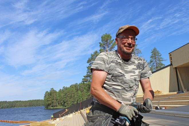 Hankaveden rantamaisemissa on viime ajat ollut myös ähtäriläisen kirvesmies Riku Viirumäen työmaa, saunaravintola Kiulu. KUVA: REIJO HEIKKILÄ