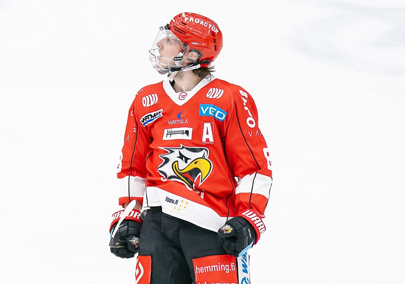 Sport-puolustaja Valtteri Viljanen joutui Tapparan Santtu Kinnusen paiskomaksi keskiviikkona. Tilanteesta ei tuomittu rangaistuksia, mutta se on edennyt kurinpidon käsittelyyn. Arkistokuva