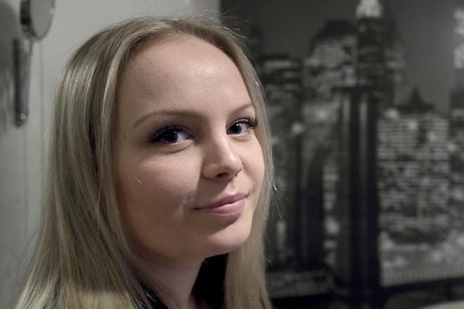Kaksoistutkinnon suorittanut nurmolainen Ilona Lundell on nyt ylioppilas ja lähihoitajatason ensihoitaja. KUVA: HEIKKI HAKANEN