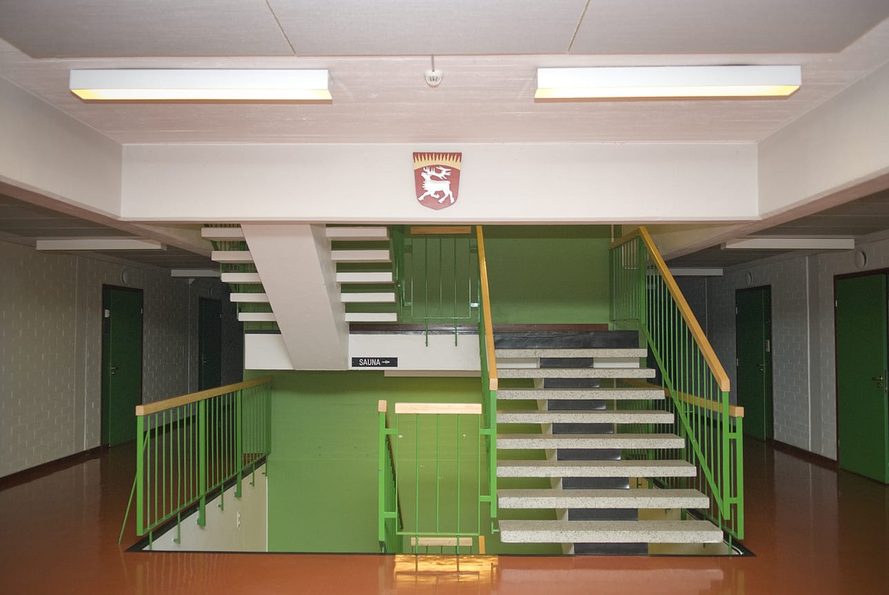 Rajavartioston entinen kasarmi Leskelänjärven (Nilojärven) rannassa on kooltaan pari tuhatta neliötä. Kuva sisätiloista vuodelta 2011, jolloin rakennus oli jo tyhjillään.