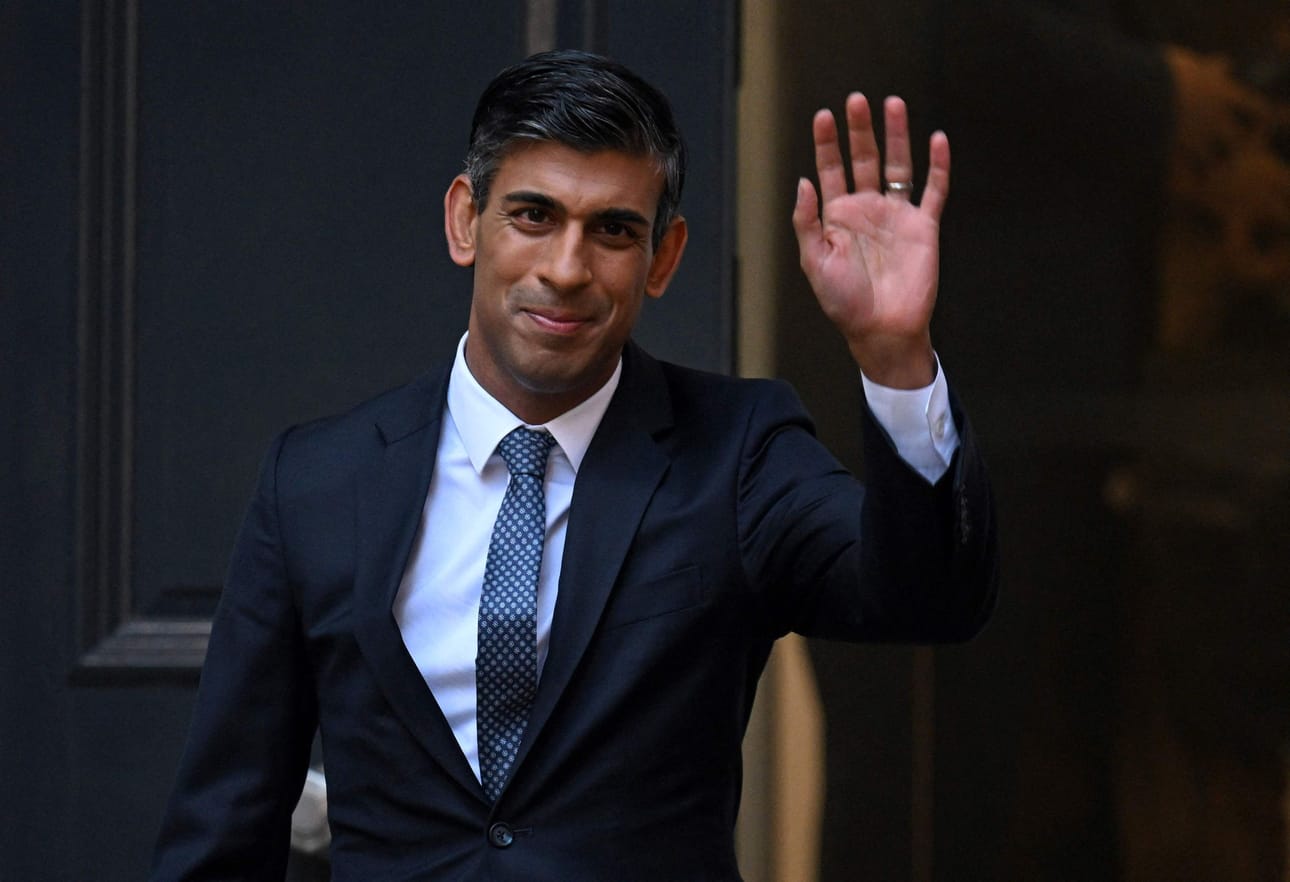 Kuningas Charles on nimittänyt Rishi Sunakin Britannian uudeksi pääministeriksi. Sunak on ensimmäinen värillinen pääministeri Britannian historiassa. LEHTIKUVA/AFP