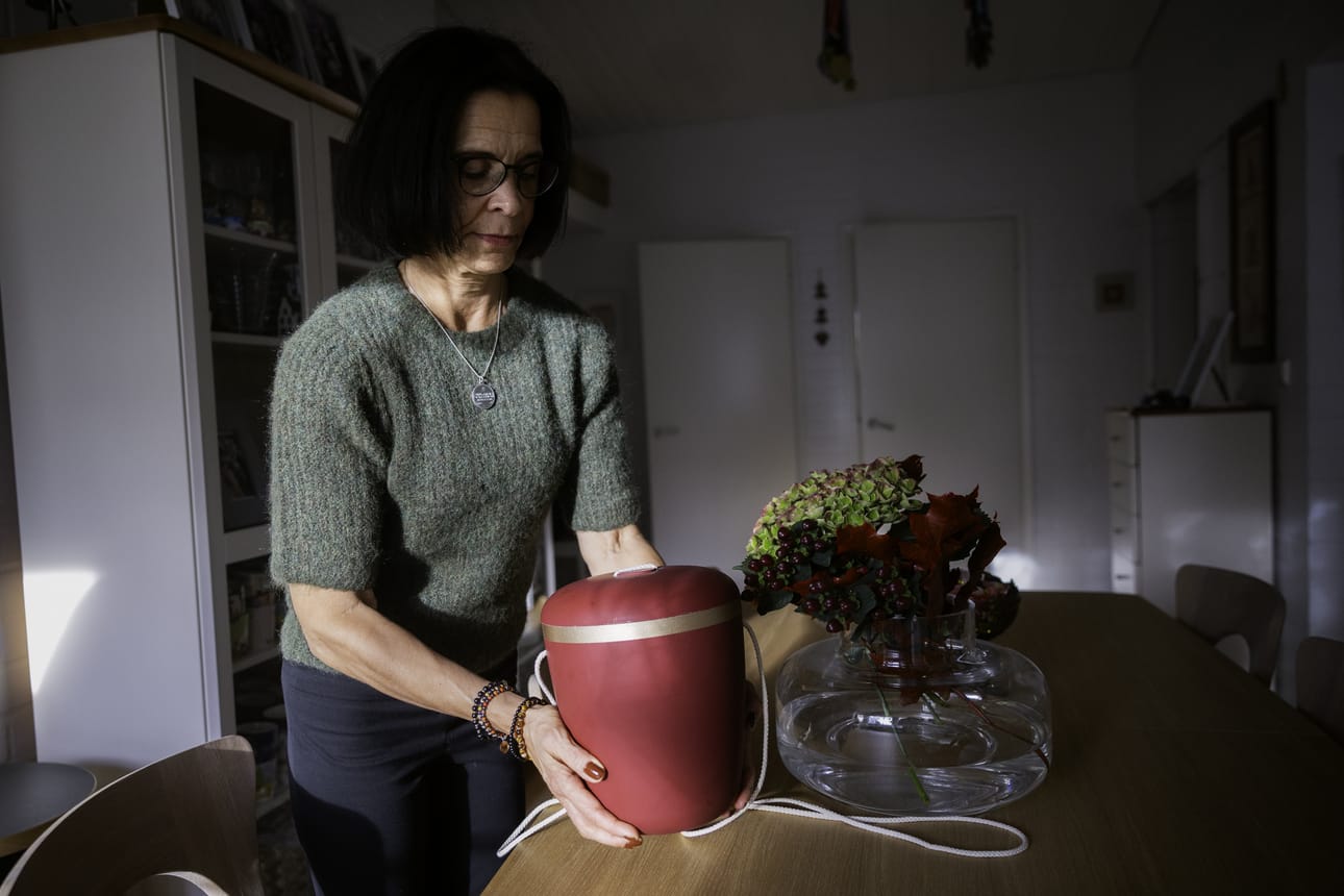 Maria Aho sai lokakuun alussa miehensä uurnan kotiin. Sen hän aikoo haudata ensi kesänä miehensä kotiseudulle Kyyjärvelle tämän vanhempien hautojen viereen.