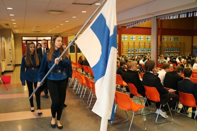 Härmän tähystäjien Liisa Erkkilä, Ronja Ylihärsilä ja Sini Ylimäki toivat lipun sisään. Valtteri Peltokangas soitti lippufanfaarin. KUVAT: ANU NAHKALA