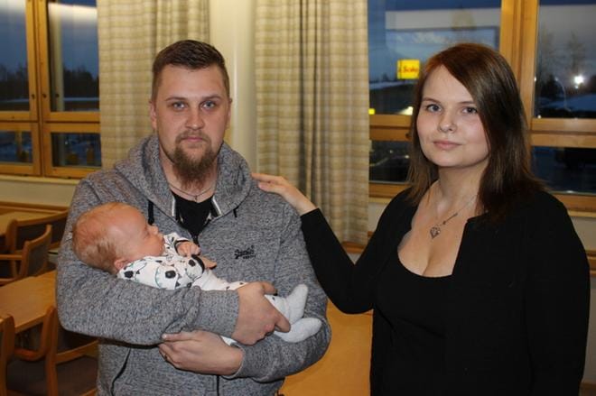 Karijoen Alakylässä asuville Markus Yliviitalalle ja Micaela Biströmille syntyi poikavauva joulukuussa. KUVA: TAUNO RIIHILUOMA