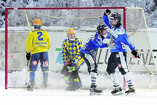 Nousu alkaa. OPS:n Ville-Veikko Angeria (oik.) on iskenyt pallon OLS:n verkkoon ja ottelu on tasatilanteessa 11. Maalin alustanut Tommi Pikkuhookana rientää onnittelemaan. OLS:n puolustaja Pekka Paasovaara ja maalivahti Ari af Hällström ihmettelevät tilannetta.