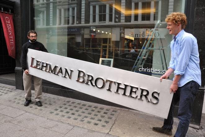 Finanssikriisi alkoi investointipankki Lehman Brothersin kaatumisesta. Investointipankin liikemerkkiä vietiin huutokauppaan Lontoossa vuonna 2010. KUVA: Nils Jorgensen/REX