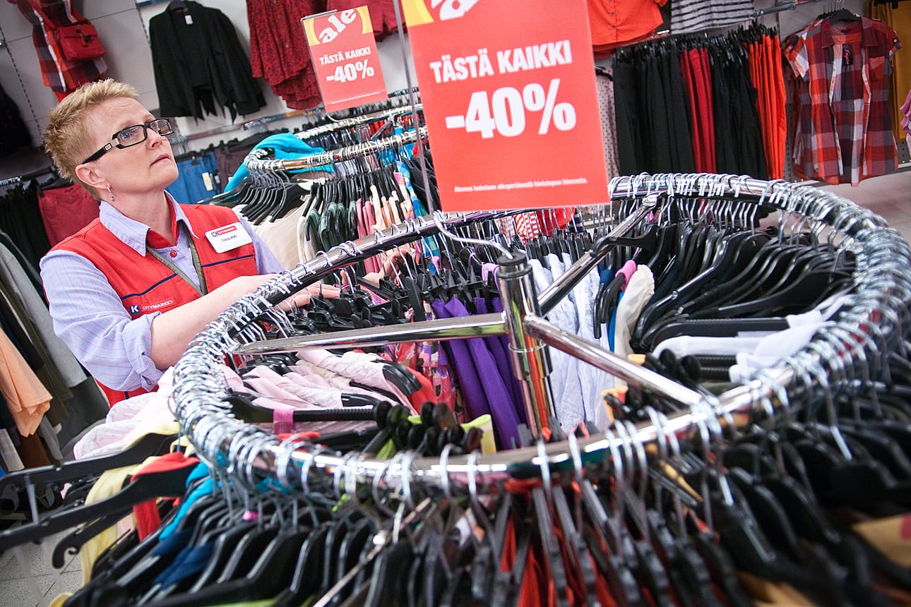 Tuulikki Mustonen siistii Kuusamon Citymarketin alerekkejä mielellään. Mitä myllätympi rekki, sen enemmän ostajia, osastopäällikkö tietää.