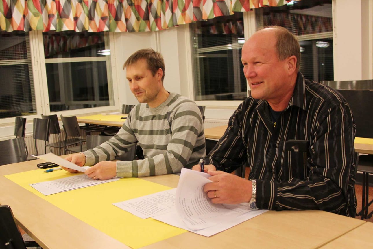 Veroprosenteista päätettiin yksimielisesti Merijärven valtuustossa. Kuvassa keskustavaltuutetut Esko Nivala (oik) ja Matti Saukko. Nivala toimii myös kunnanhallituksen puheenjohtajana.