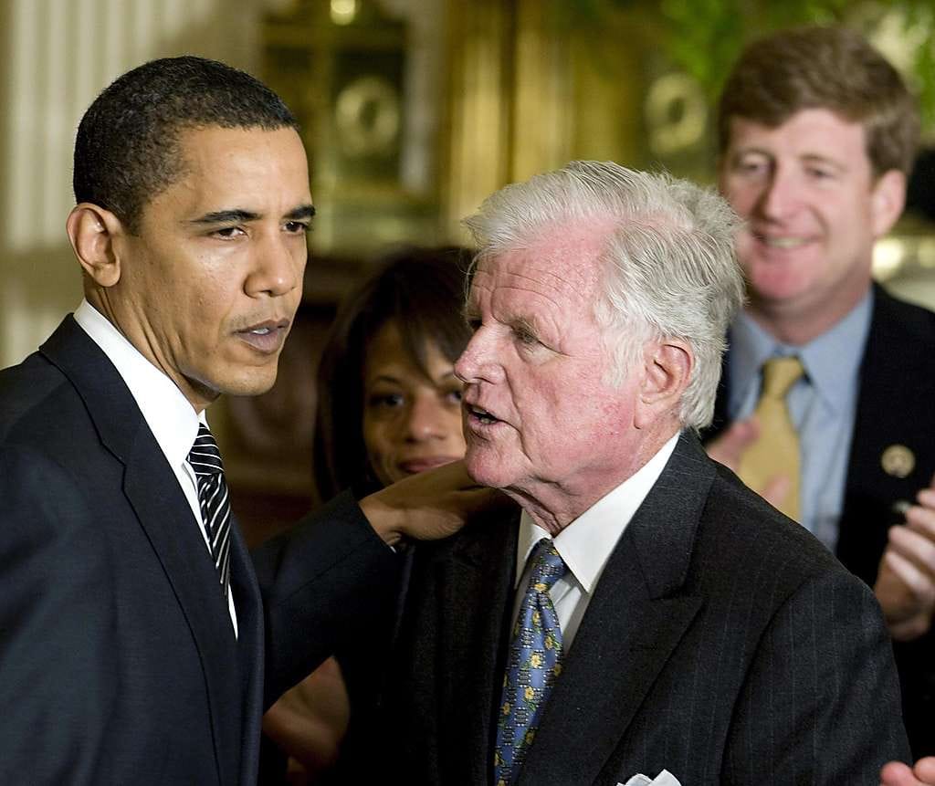Patrick Kennedy (oik.) isänsä Ted Kennedyn ja presidentti Barack Obaman seurassa Valkoisessa talossa viime vuoden maaliskuussa. Senaattori Ted Kennedy kuoli maaliskuussa 2009, poika Patrickin kausi edustajainhuoneessa loppuun vuoden vaihteessa.
