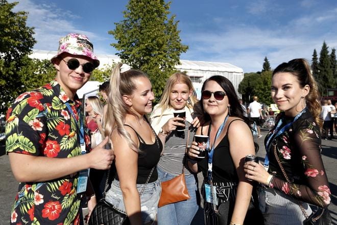 Parkanolaisille Matias Laadulle, Wilma Hänniselle, Alisa Myllymäelle, Jenni Impposelle ja Minttu Lähdetniemelle Solar Sound Festival on jokavuotinen perinne. KUVAT: JOUKO HÄNNINEN