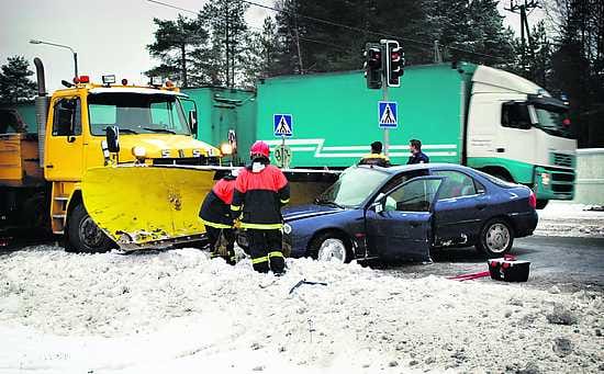 Aura-auto ja henkilöauto törmäsivät Jäälissä perjantaina.