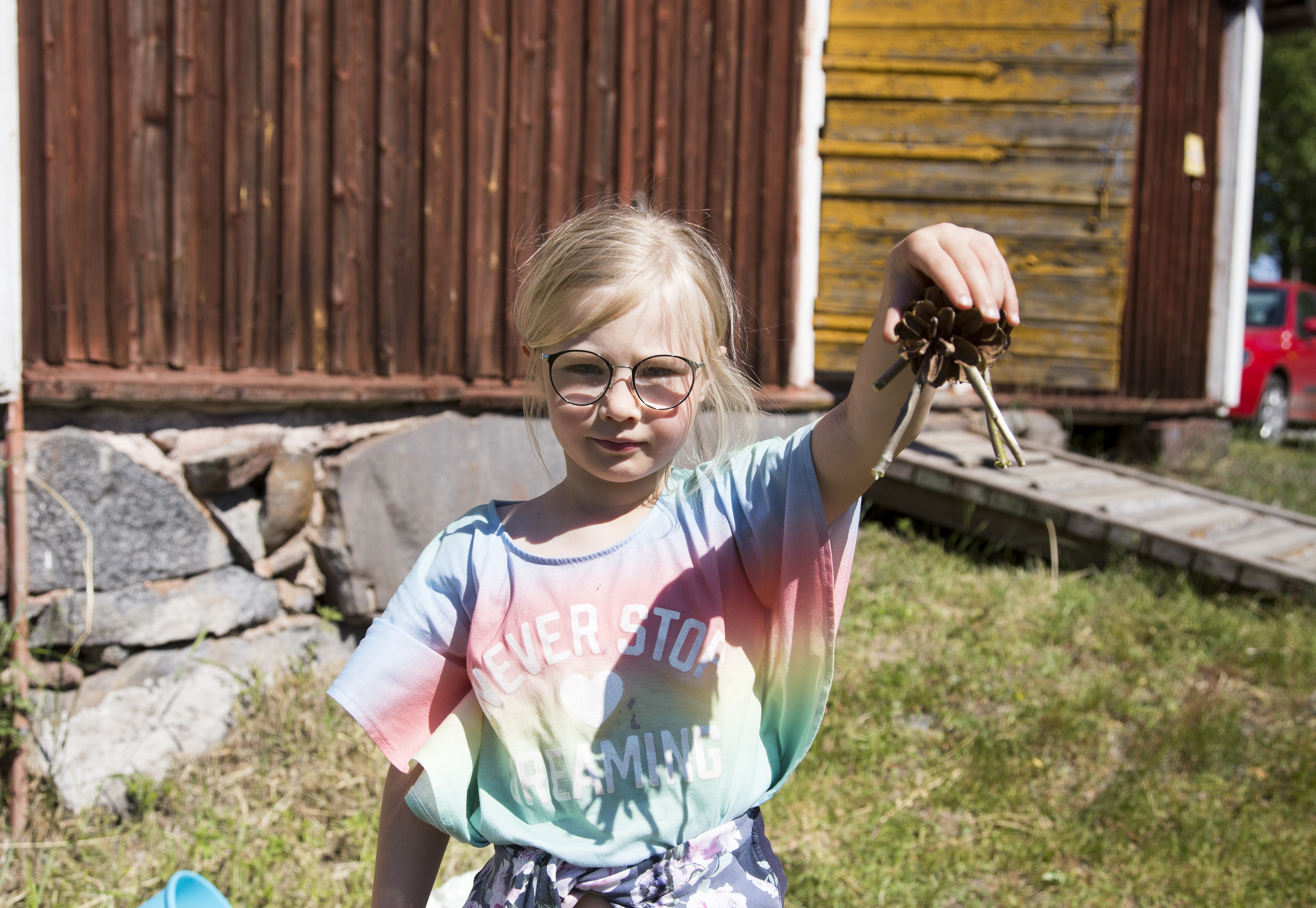 Joensuusta isovanhemmillaan Pyhäjoella vierailulla oleva Venla Toppari oli saanut juuri valmiiksi 4H:n pisteellä rakentamansa käpyhevosen.