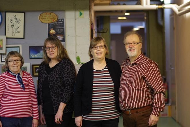 Pirkko Hautamäki (vas.), Ritva Turpeinen, Ulla ja Kimmo Niskala osallistuvat aktiivisesti kirpputorin toimintaan. KUVAT: TEEMU NIEMELÄ