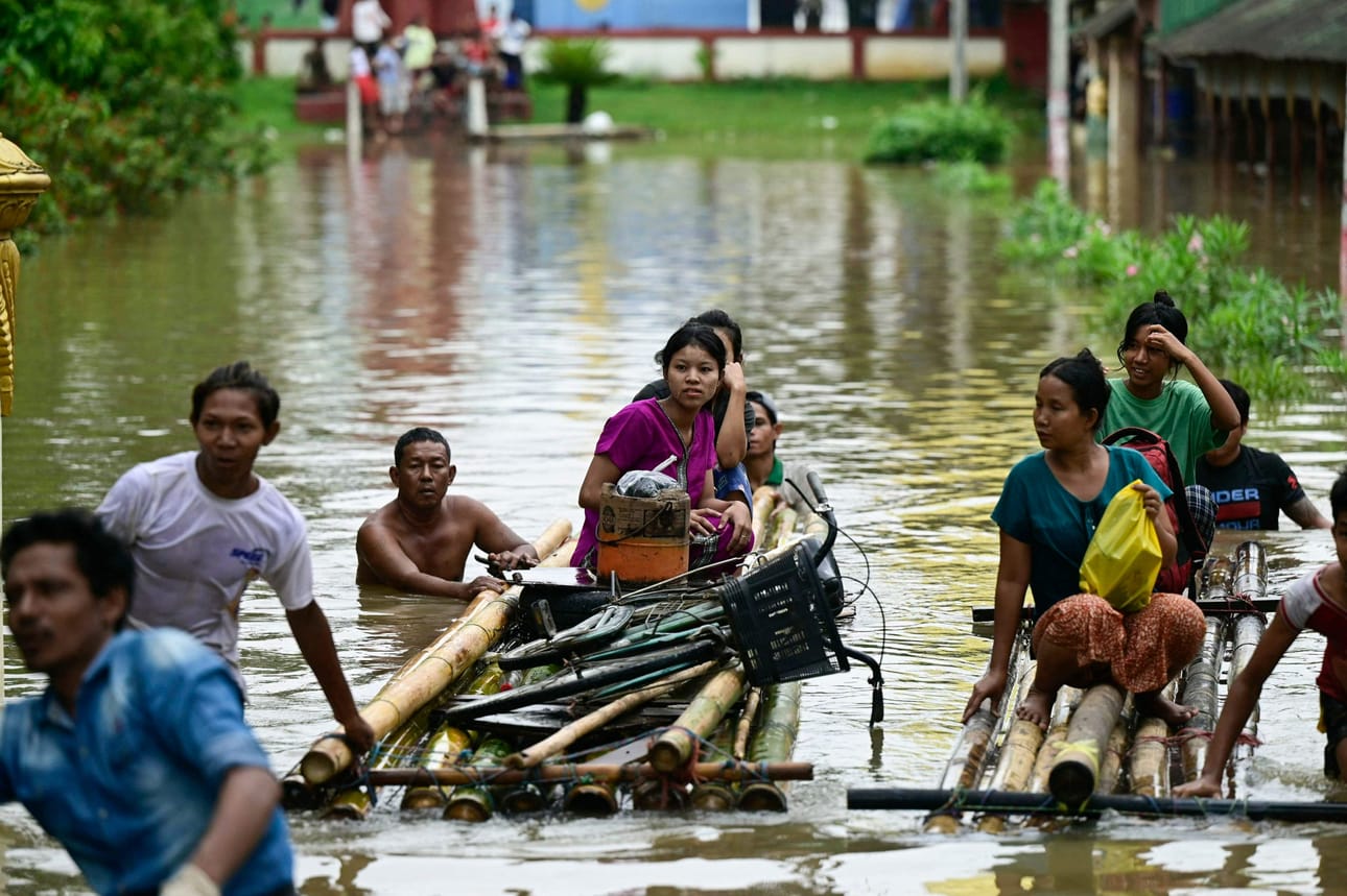 Myanmarissa yli 235 000 ihmistä on sotilasjuntan mukaan joutunut jättämään kotinsa Yagi-taifuunin aiheuttamien tulvien ja maanvyörymien vuoksi. LEHTIKUVA/AFP