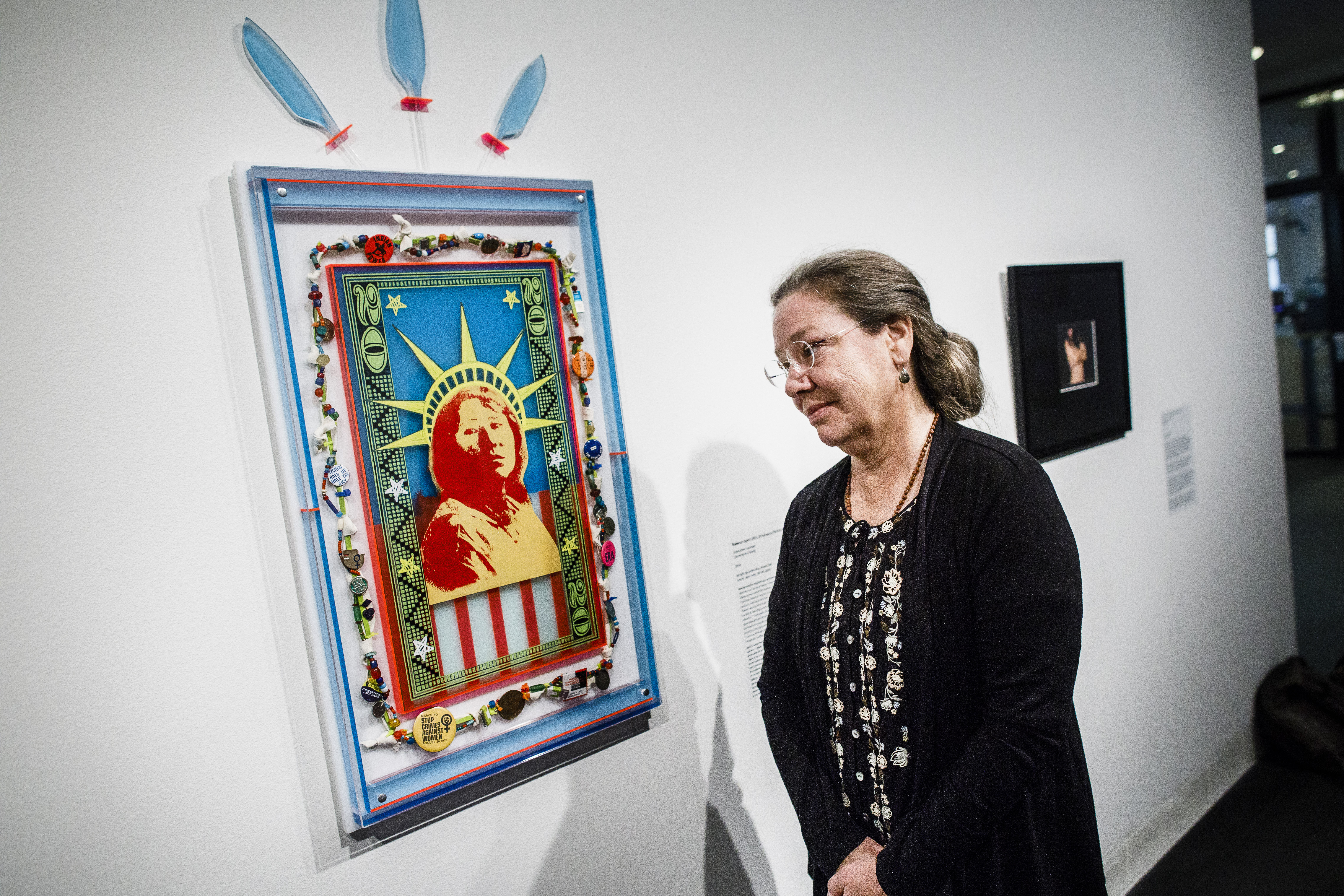 Elämä marginaalissa tulee näkyväksi – Rovaniemen taidemuseon näyttelyn taustalla synkkiä tarinoita insestistä ja itsemurhista