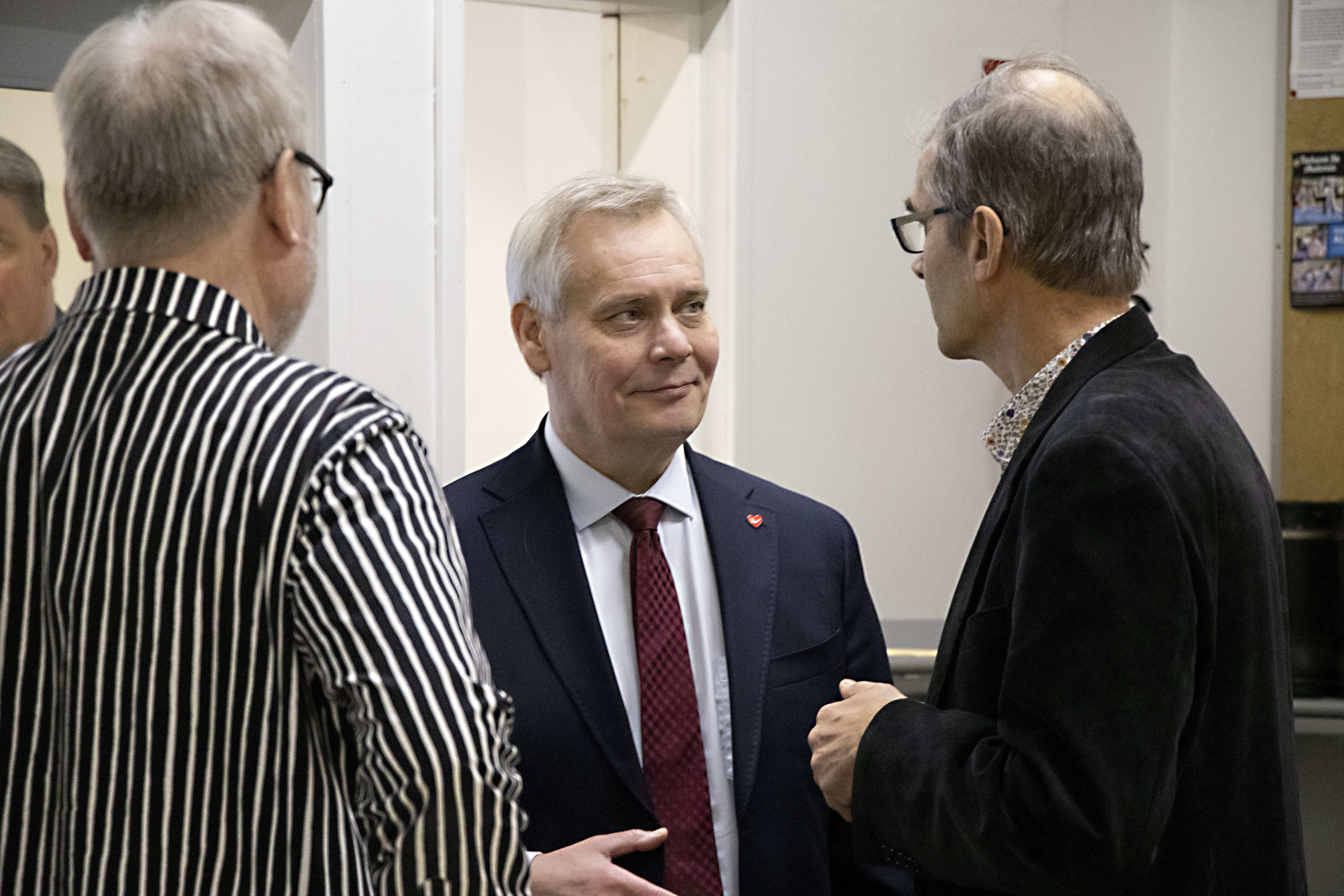 Antti Rinne piipahti Revonlahden koululla. Vastaanottamassa Ahti Häikiö (vasemmalla) ja Martti Peltola.