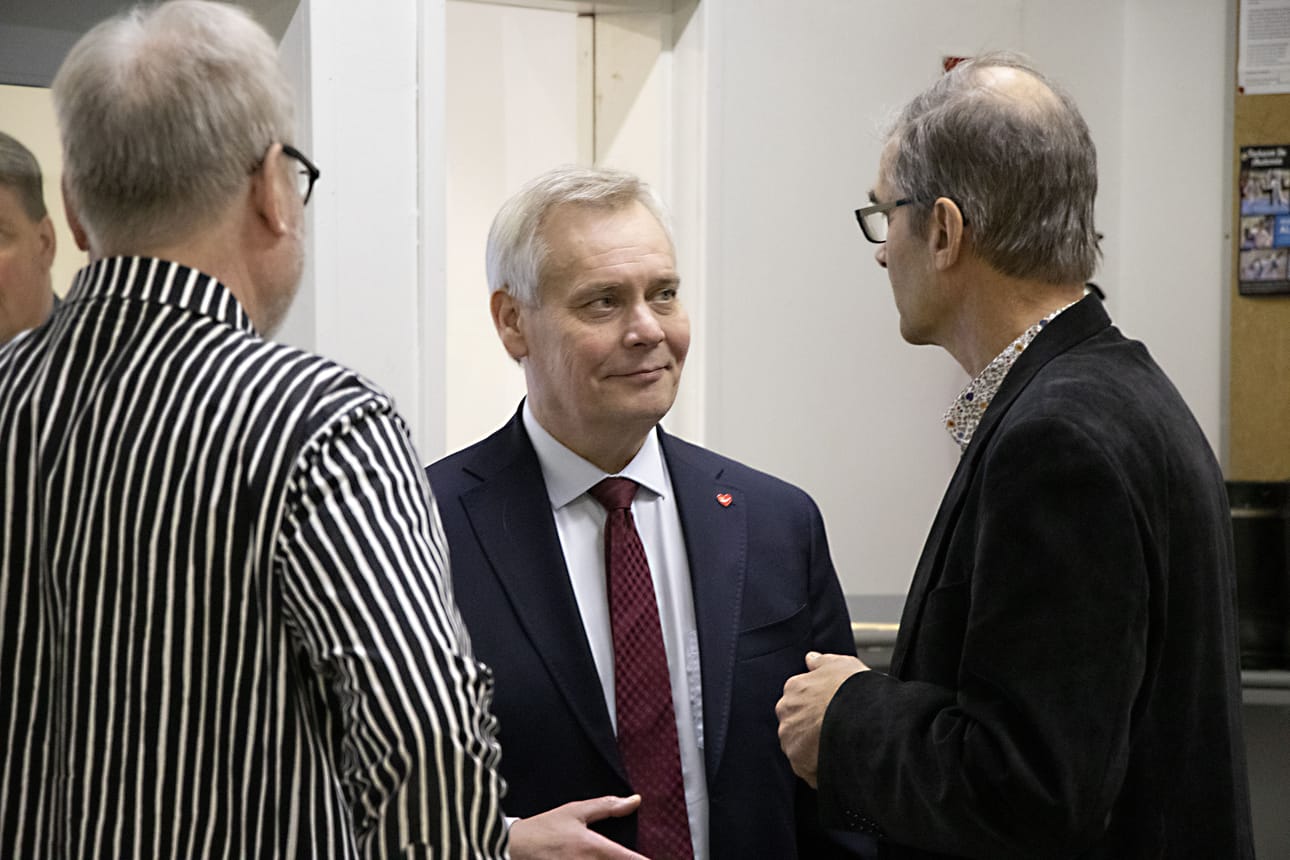 Antti Rinne piipahti Revonlahden koululla. Vastaanottamassa Ahti Häikiö (vasemmalla) ja Martti Peltola.