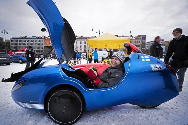 Olof Jern kertoo hurahtaneensa kinnereihin neljä vuotta sitten luettuaan miehestä, joka vaihtoi autonsa kyseiseen menopeliin. Hän sanoo polkevansa nojapyörällään töihin aina kelien salliessa. KUVA: JARNO PELLINEN