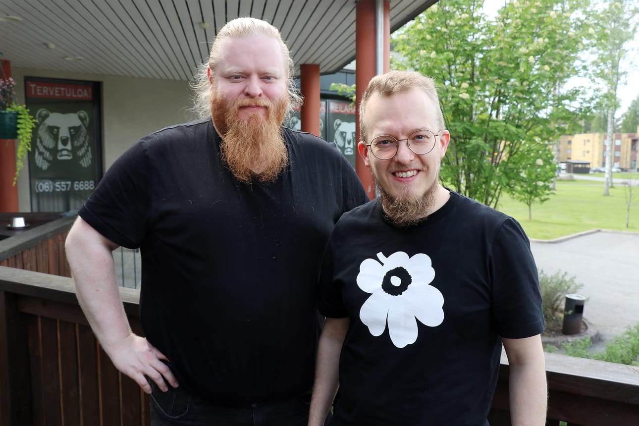 Jesse Joensuu ja Niko Sillanpää ovat Bilebändi RM:stä tuttu kaksikko. Bändin kolmas kantava voima on Mikael Marjomäki. Yhtye esiintyy Alvariinissa rokuliperjantaina.