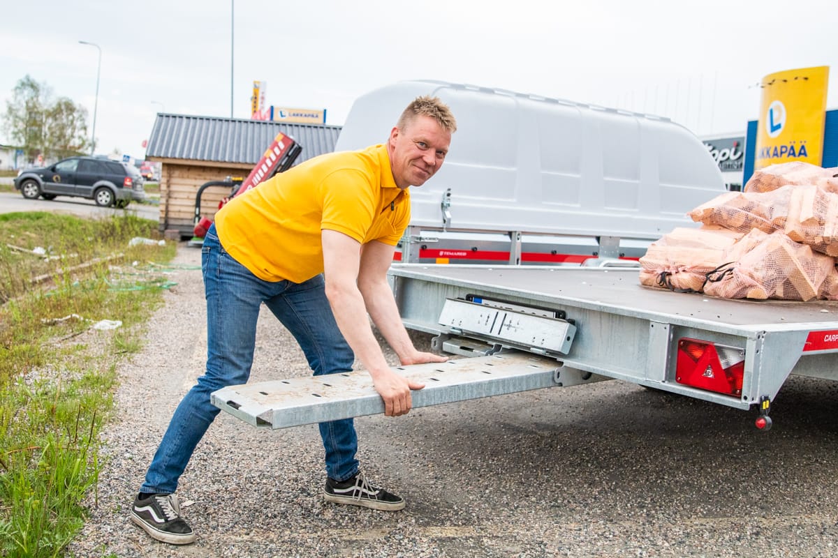 Lakkapään peräkärry- ja trailerimallit tarjoavat paljon mallikohtaisia ominaisuuksia, kuten kippitoiminnot, jousitukset, tukevat avattavat laidat, kestävyyttä lisäävät teräsvahvikkeet, lastausrampit sekä kuomut. ”Kun peräkärryn ostaa verkkokaupan kautta, ovat tuotteet noudettavissa Lakkapään liikkeiden lisäksi muilta jälleenmyyntipisteiltä ympäri Suomen”, muistuttaa konemyyjä Ari Puhakka.