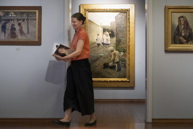 Pohjanmaan museo sai viime vuonna lainapyynnön Lontoon kuninkaallisesta taideakatemiasta. Lontooseen lähti kaksi Schjerfbeckin teosta. Amanuenssi Kati Lehtinen kertoo, että Hedmanin kerroksessa on tällä hetkellä esillä viisi Schjerfbeckin teosta. Taustalla Hautajaiskulkue Pont-Avenissa. KUVA: JARNO PELLINEN