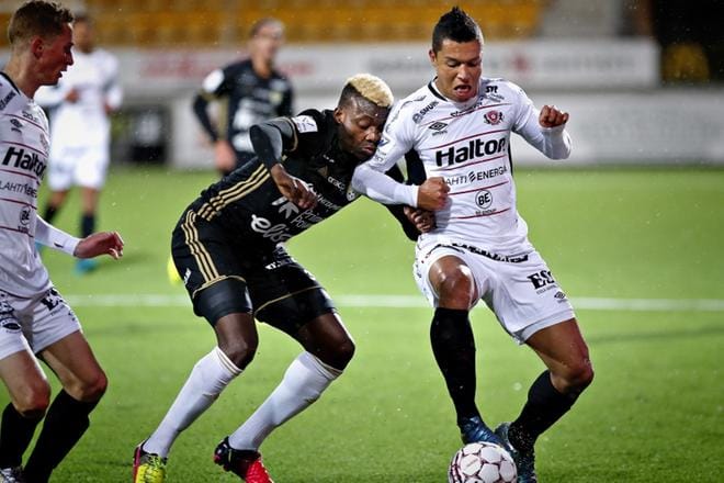 SJK:n Aristote Mboma yrittää turhaan palloa FC Lahden Hendrik Helmkeltä.