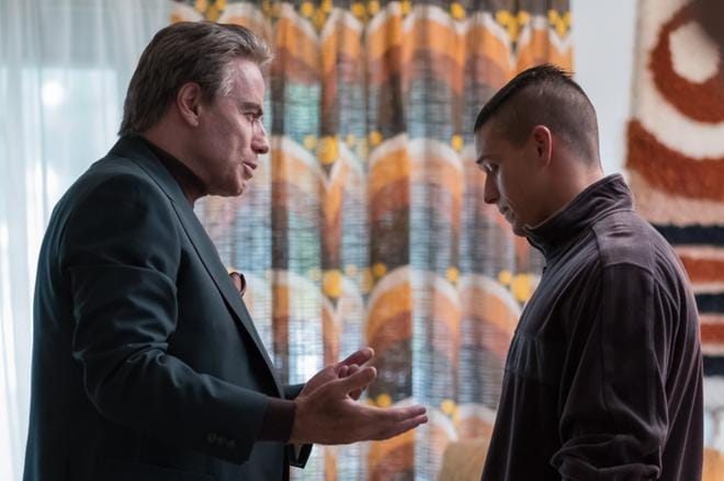 Koeta nyt poika tajuta. Isä John Gotti (John Travolta) lukee John-pojalleen (Spencer Lofranco) mafiaperheen lakia elokuvassa Gotti – viimeinen kummisetä.