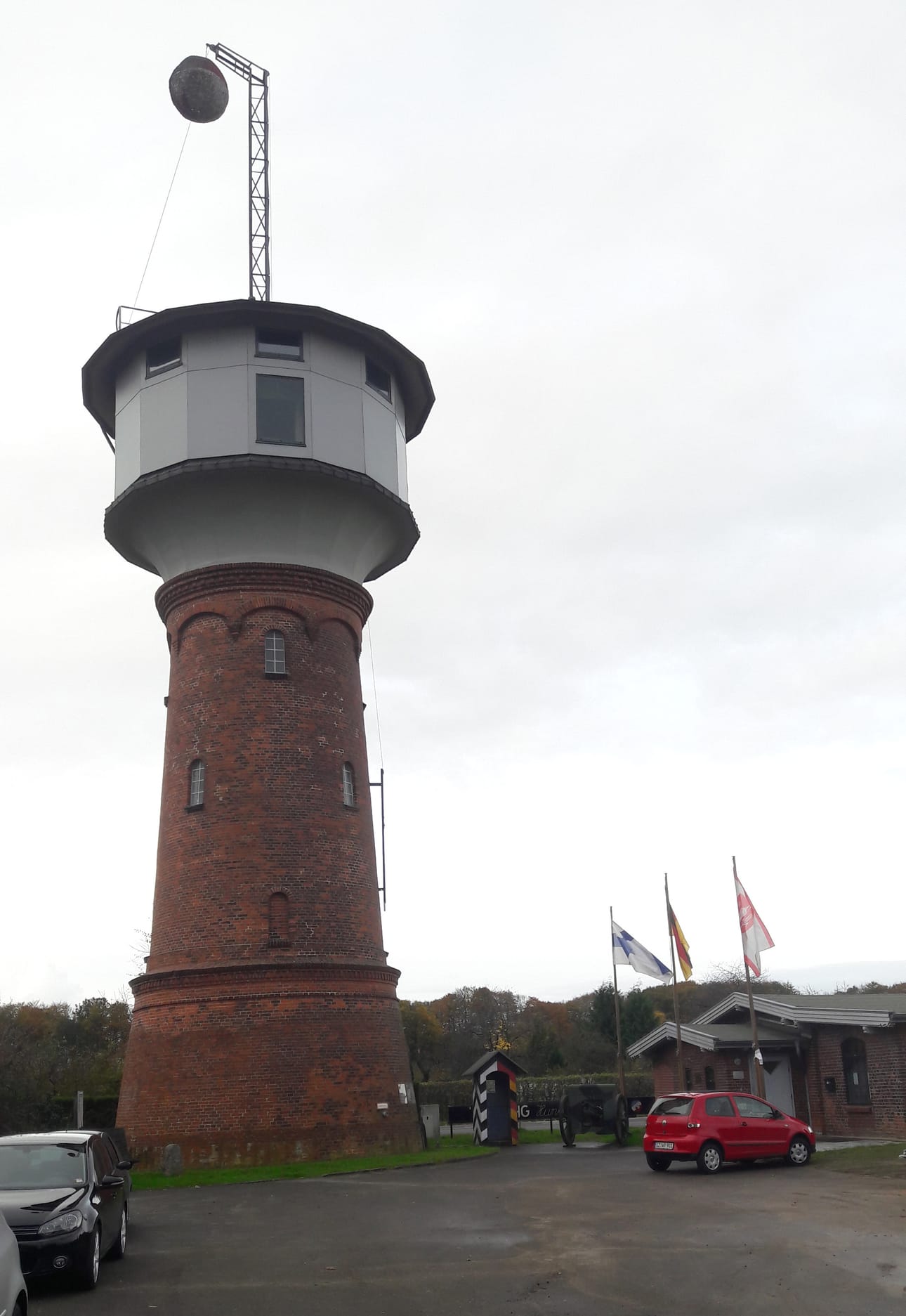 Ennen ensimmäistä maailmansotaa rakennettu Lockstedter Lagerin vesitorni, jonka avulla pidettiin huolta ympäristössä harjoittelevien sotajoukkojen veden tarpeesta. Se toimii nykyisin kaupungin symbolina ja historiallisena muistomerkkinä. Tornin juurella sijaitsee Hohenlockstedtin kotiseutumuseo. (Kuva: Lotta Kursula.)
