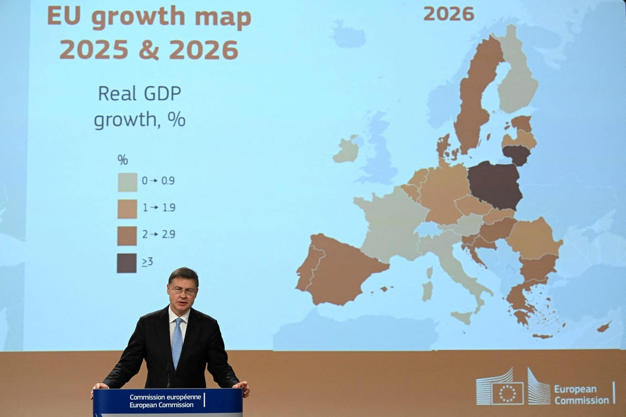 Suomen joutumisesta EU:n tarkkailuun kertoi maanantaina komission jäsen Valdis Dombsrovskis. Viime viikolla hän esitteli EU:n talouskasvukarttaa, joka kertoi sekin, ettei Suomella mene lujaa.