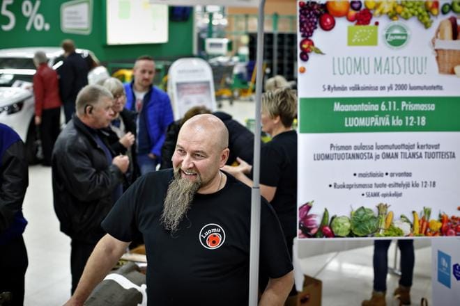 – Tarkoin säädelty ja valvottu luomutuotanto takaa kuluttajille puhtaan ja eettisesti tuotetun ravinnon, toteaa luomumaidontuottaja Simo Perälä Ilmajoelta. KUVA: TOMI KOSONEN
